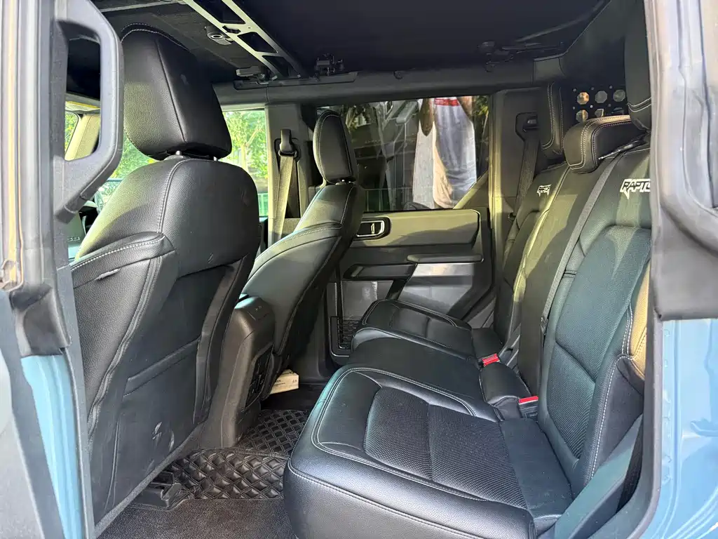 Ford Bronco (Import) — миниатюра 9