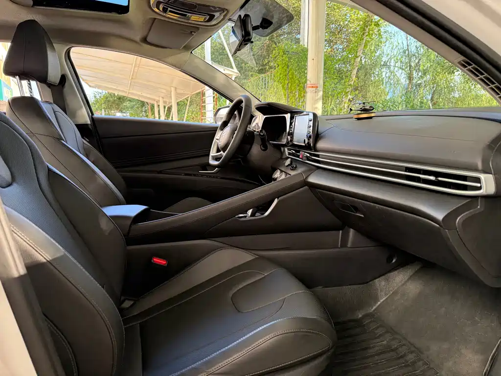 Hyundai Elantra — миниатюра 12