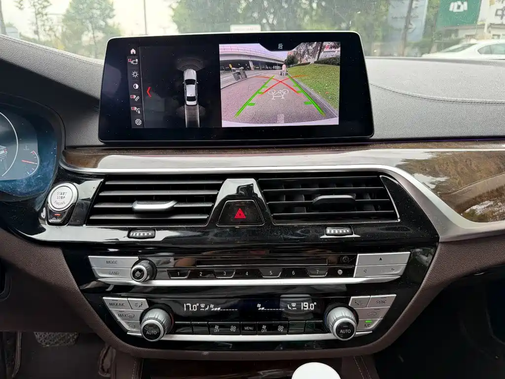 BMW 5 Series — миниатюра 10