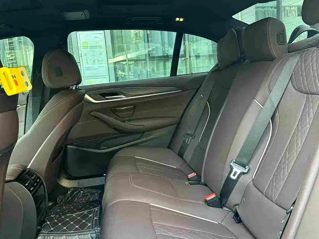BMW 5 Series — миниатюра 10