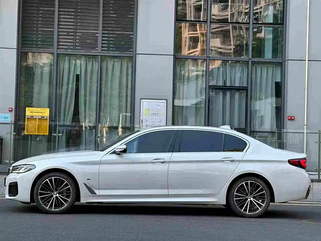 BMW 5 Series — миниатюра 2