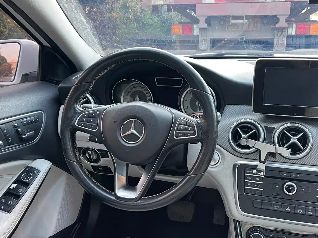 MERCEDES-BENZ GLA
