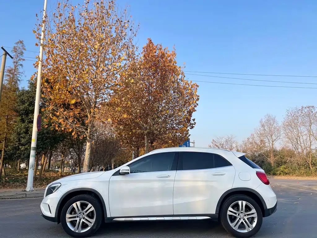 MERCEDES-BENZ GLA