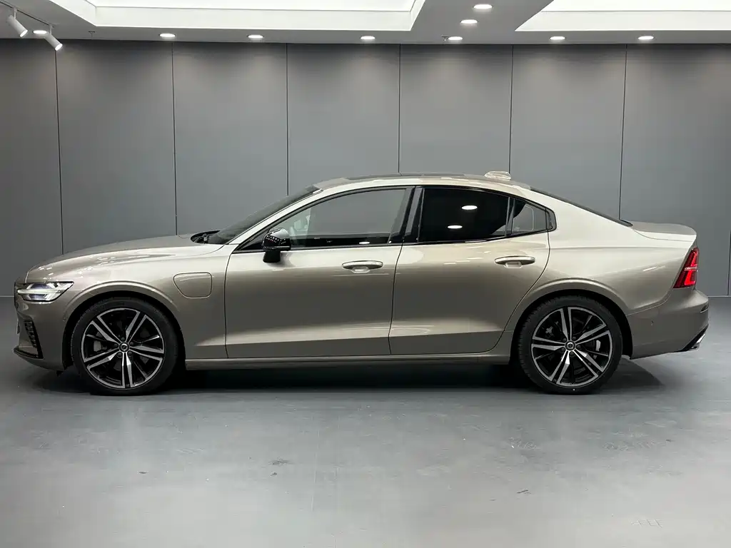 Volvo S60 PHEV — миниатюра 7
