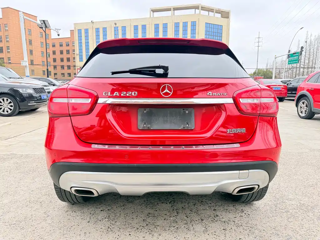 MERCEDES-BENZ GLA
