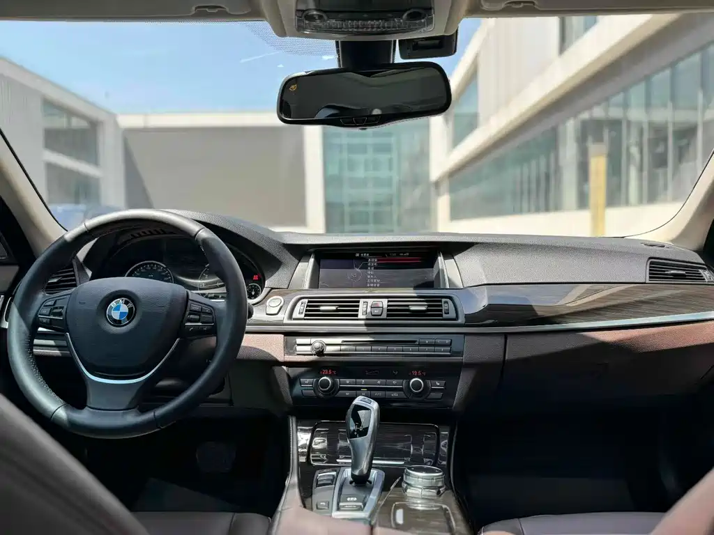 BMW 5 Series — миниатюра 3