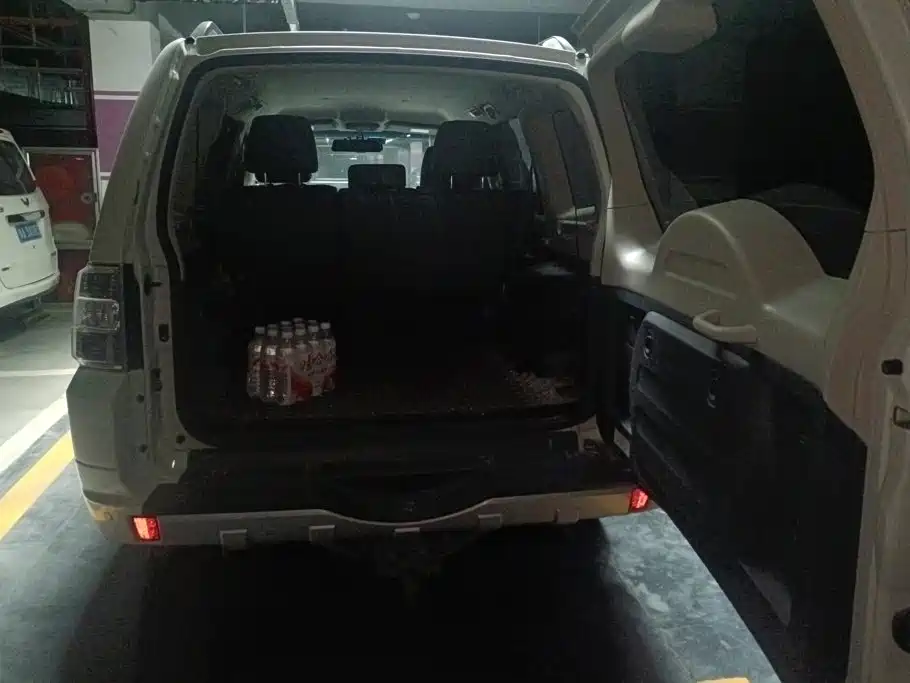 Mitsubishi Pajero (Import) — миниатюра 4