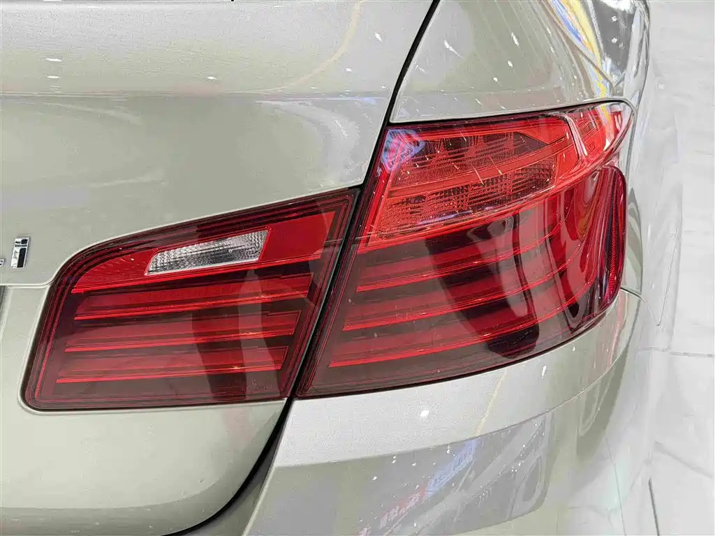 BMW 5 Series — миниатюра 8