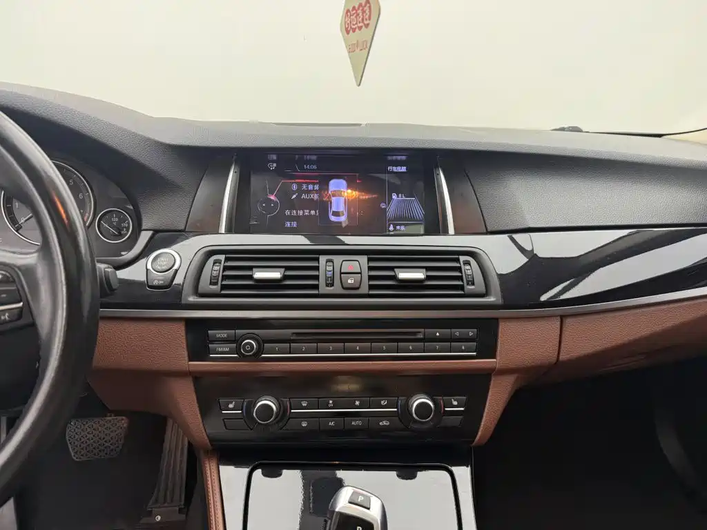 BMW 5 Series — миниатюра 12