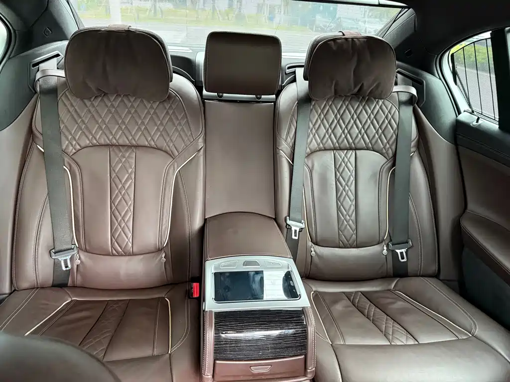 BMW 7 Series — миниатюра 18