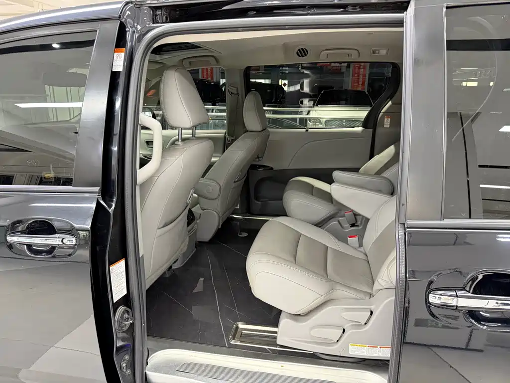 Toyota Sienna — миниатюра 9