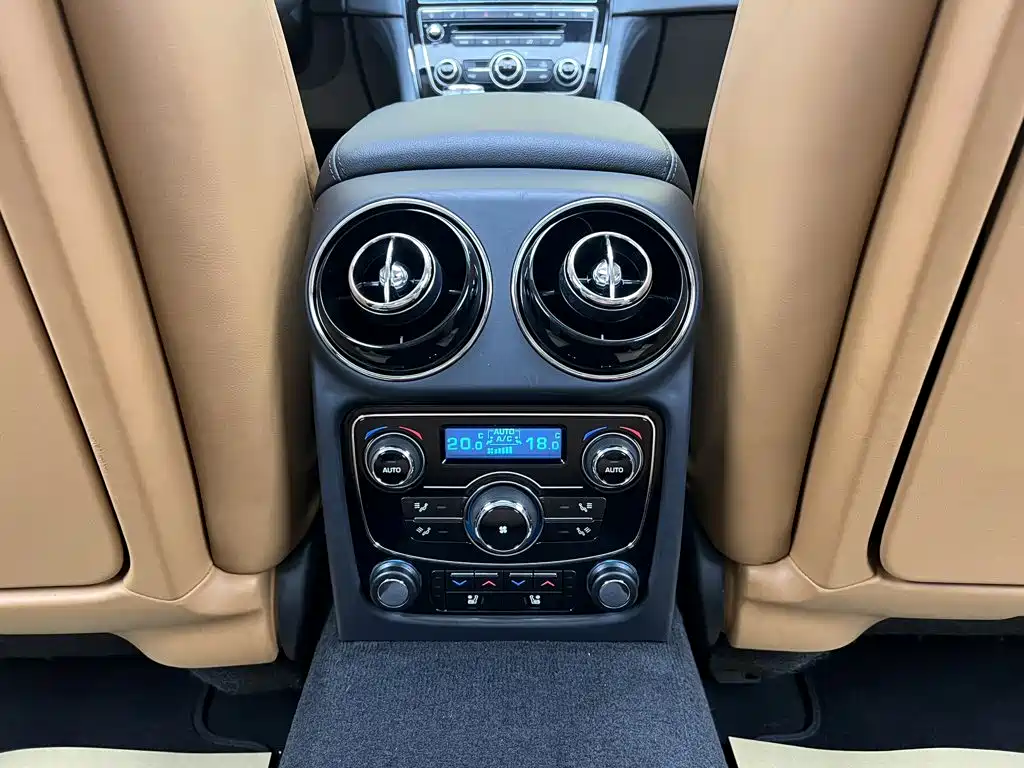 Jaguar XJ — миниатюра 10