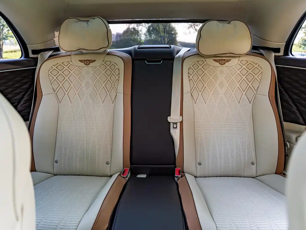 Bentley Flying Spur PHEV — миниатюра 8