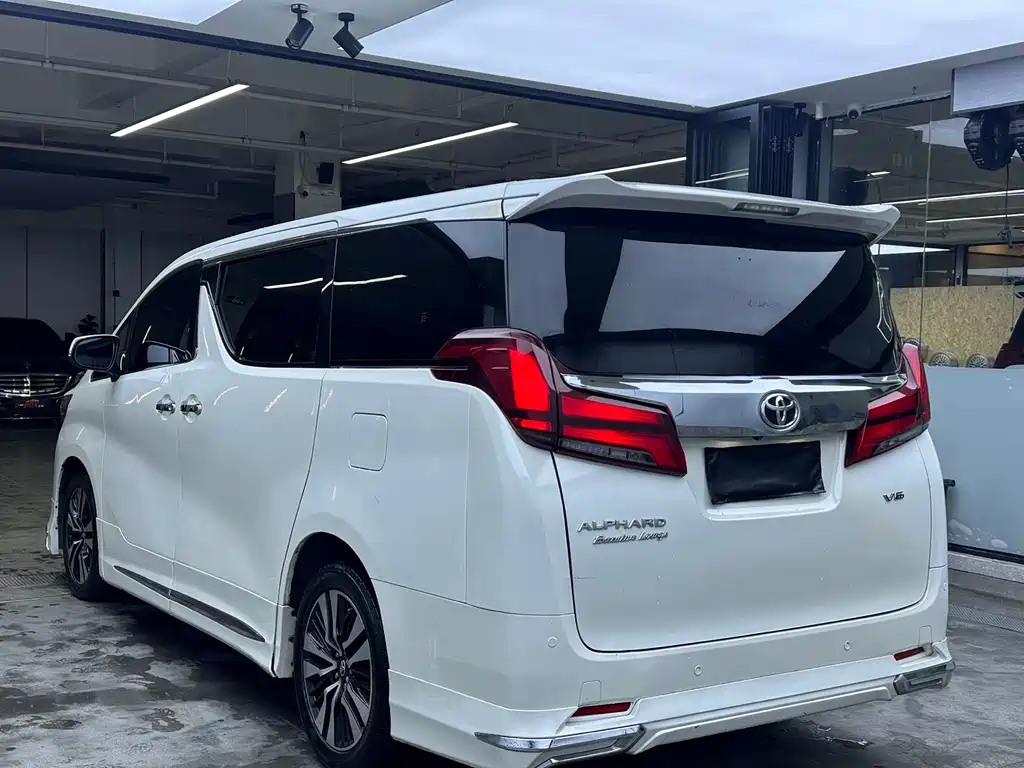Toyota Alphard — миниатюра 5
