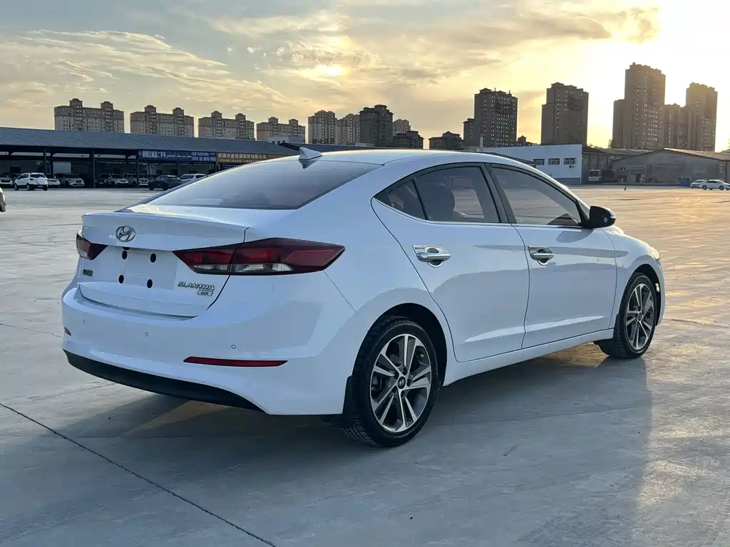 Hyundai Elantra — миниатюра 9