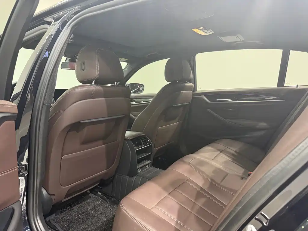 BMW 5 Series — миниатюра 11