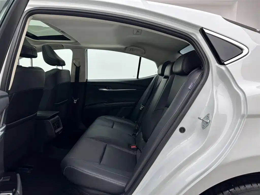 Toyota Camry 2024 Белый из Китая, фото 5