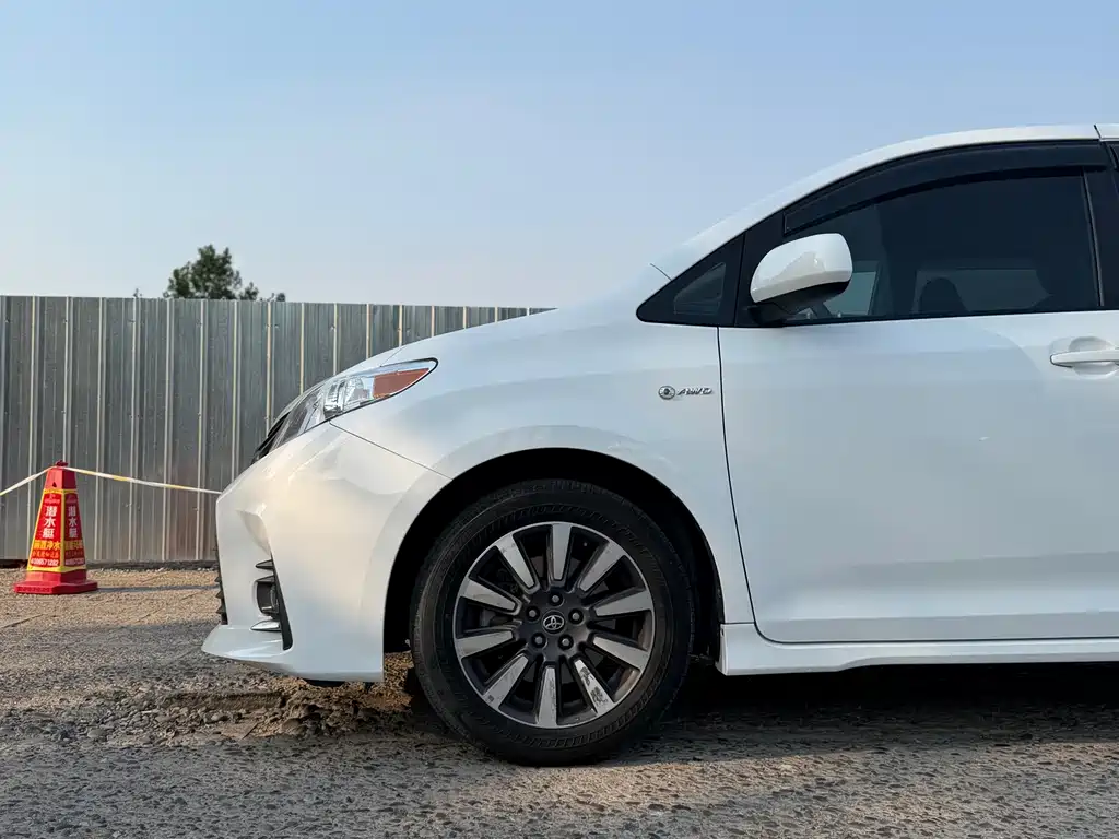 Toyota Sienna — миниатюра 2