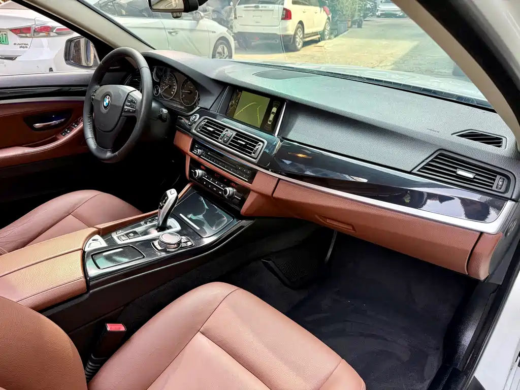 BMW 5 Series — миниатюра 12