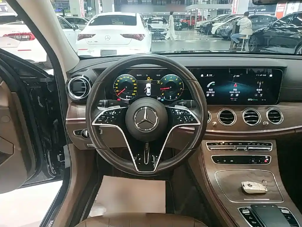 Mercedes-Benz E-Class — миниатюра 11
