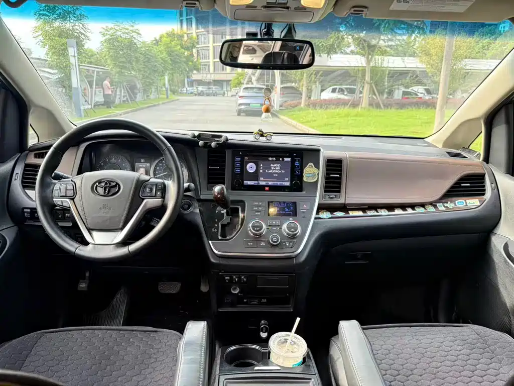 Toyota Sienna — миниатюра 7