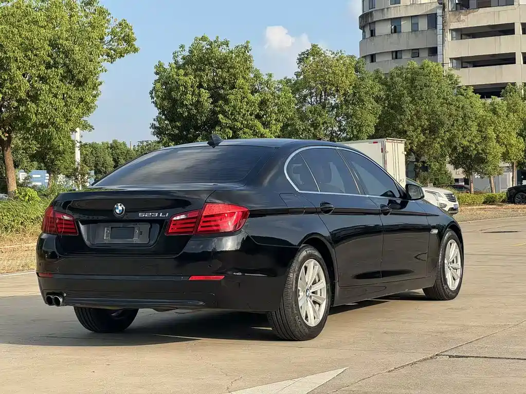 BMW 5 Series — миниатюра 4