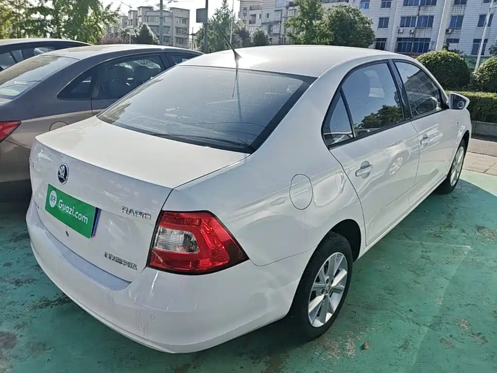Skoda Rapid — миниатюра 7