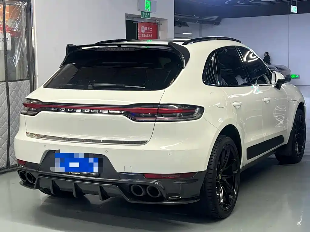 PORSCHE MACAN