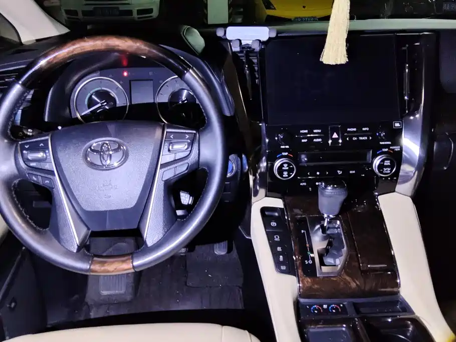 Toyota Alphard — миниатюра 12