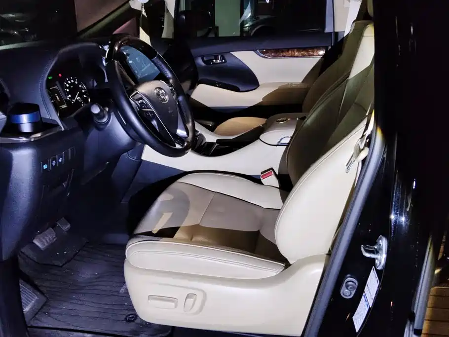 Toyota Alphard — миниатюра 9