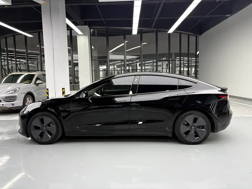 Tesla Model 3 — миниатюра 16