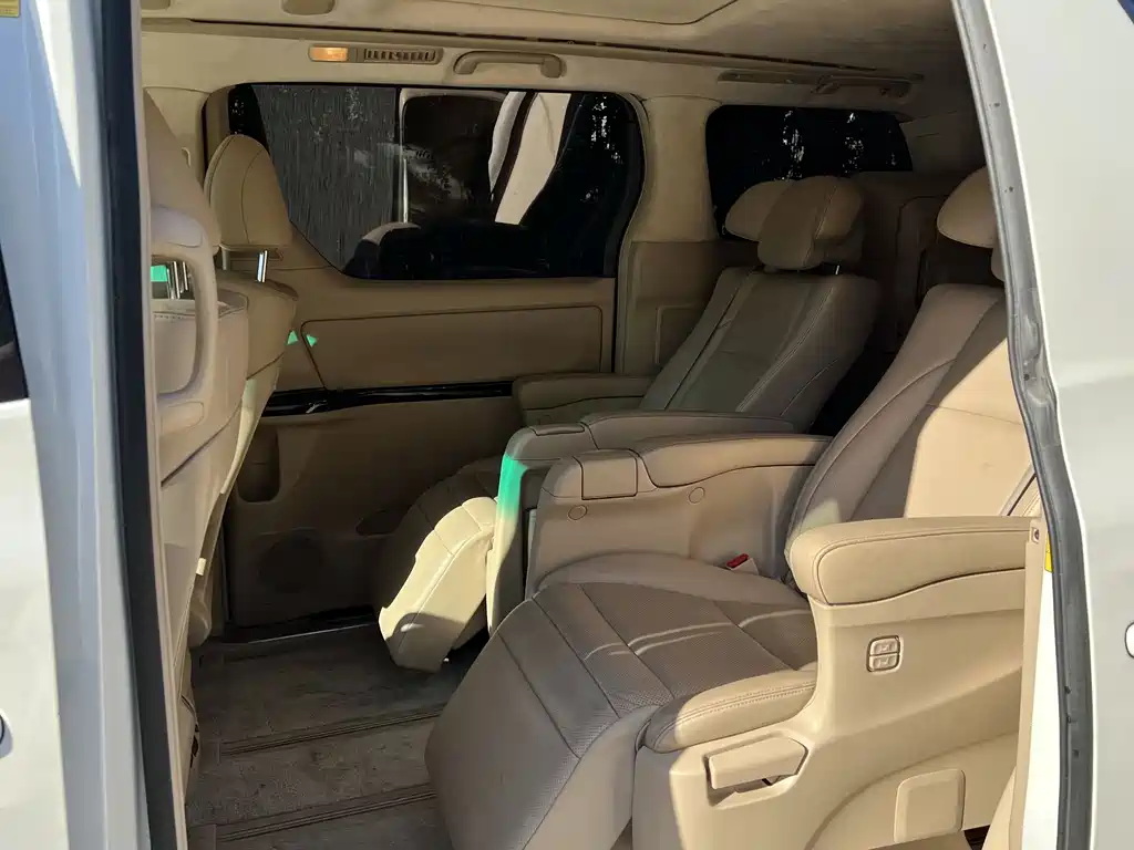 Toyota Alphard — миниатюра 6