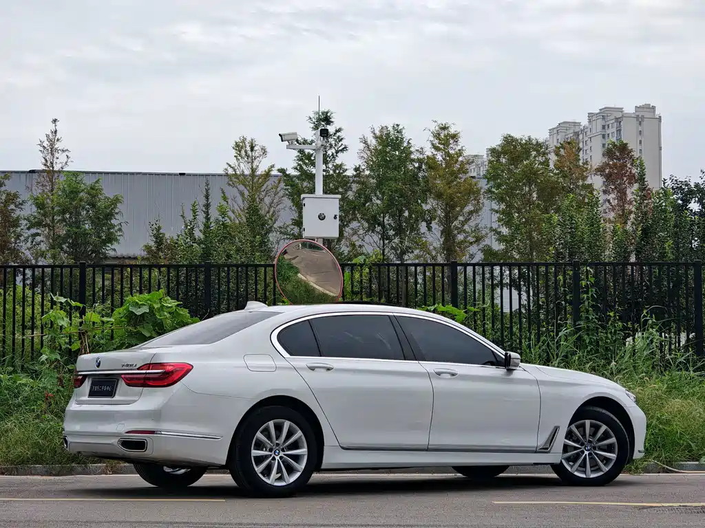 BMW 7 Series — миниатюра 4