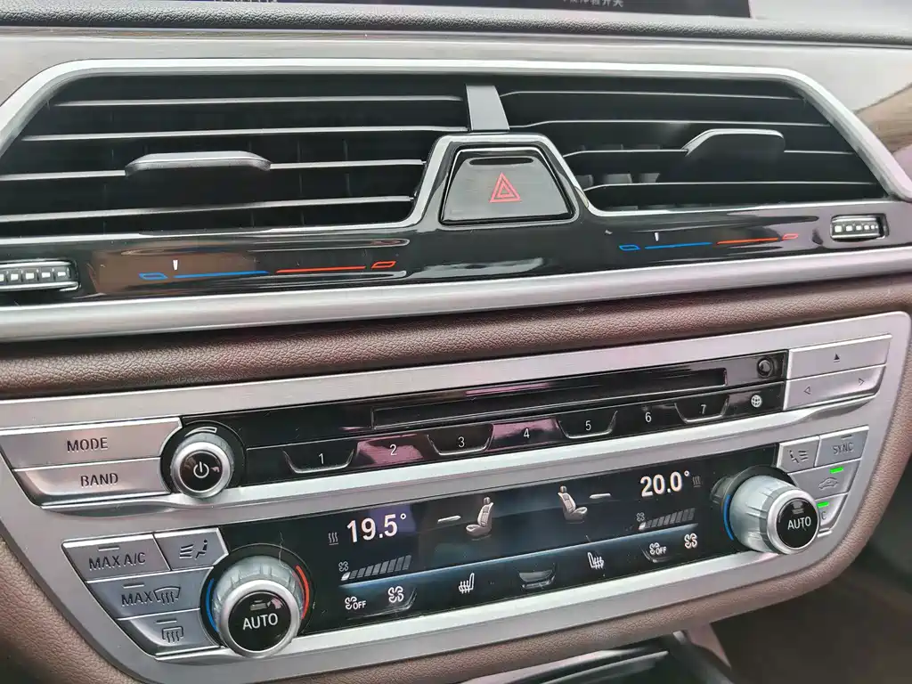 BMW 7 Series — миниатюра 19
