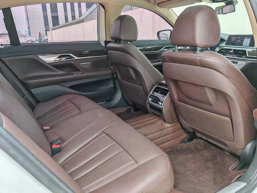 BMW 7 Series — миниатюра 17