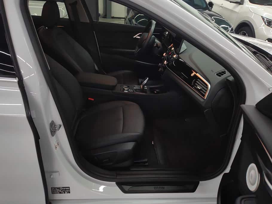 BMW 1 Series 1.5 л 2023 г. Белый, пробег 26400 км