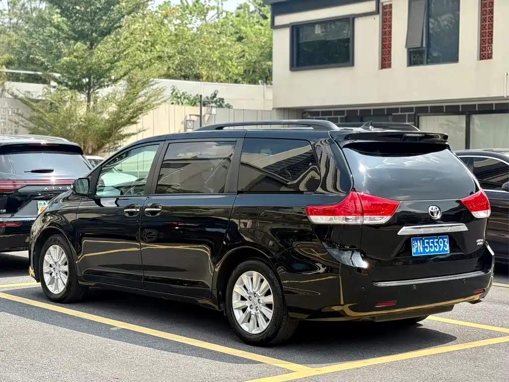 Toyota Sienna — миниатюра 6