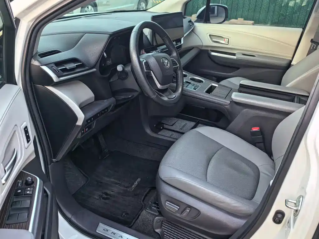 Toyota Granvia 2022 2.5L Luxury