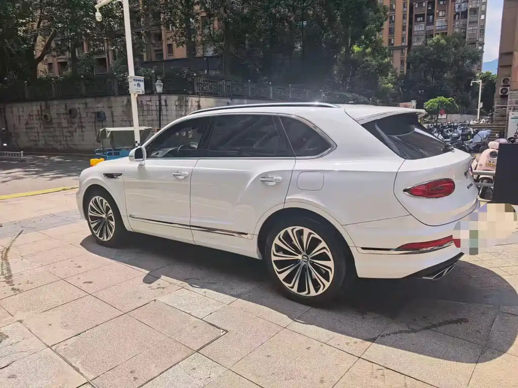 Bentley Bentayga PHEV — миниатюра 13