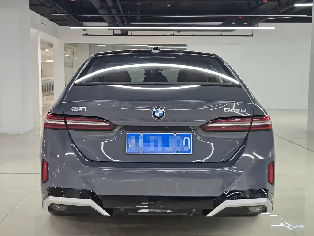 BMW 5 Series — миниатюра 13