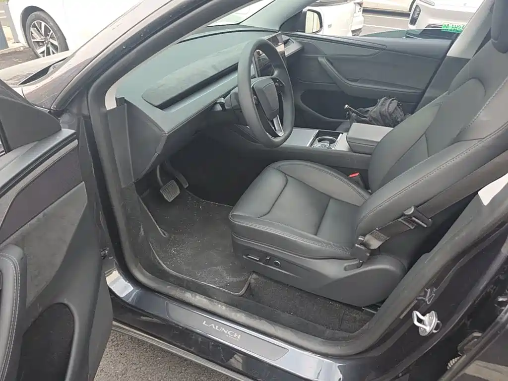 Tesla Model Y — миниатюра 15