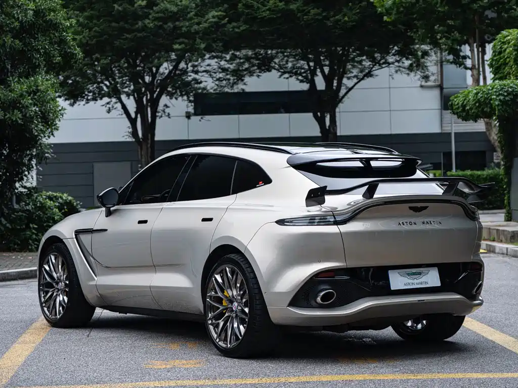 Aston Martin DBX 2022 4.0T V8