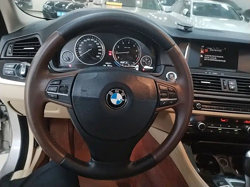 BMW 5 Series — миниатюра 11