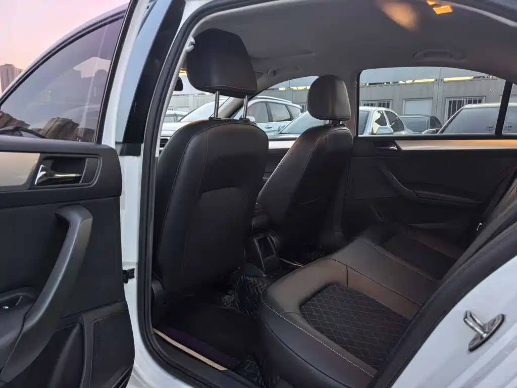 Skoda Rapid — миниатюра 10