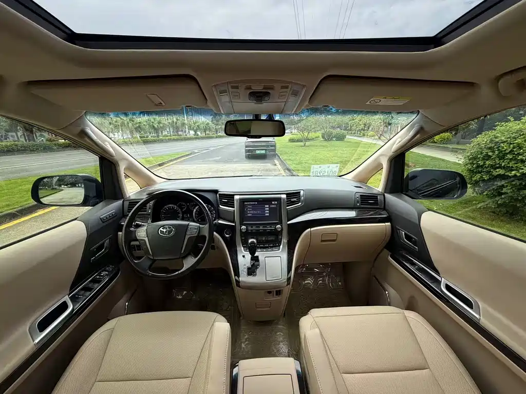 Toyota Alphard — миниатюра 7