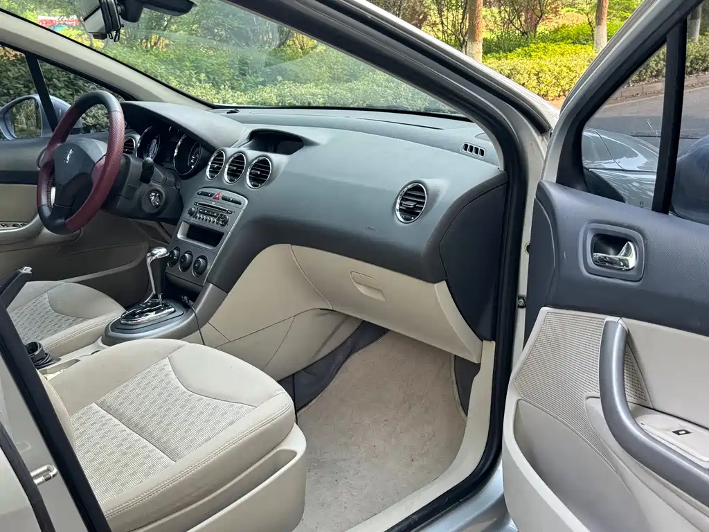 Peugeot 408 2010 2.0L AT Luxury