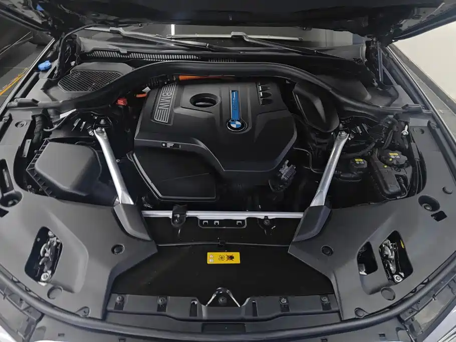 BMW 5 Series New Energy — миниатюра 10