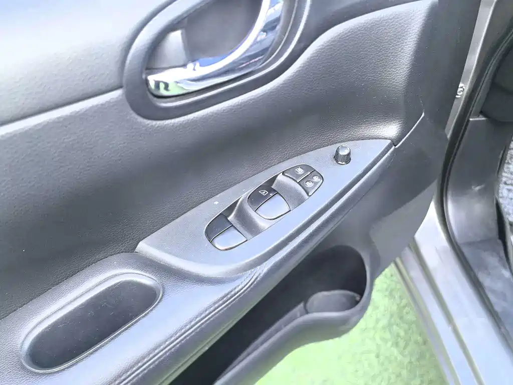 Nissan Tiida — миниатюра 14