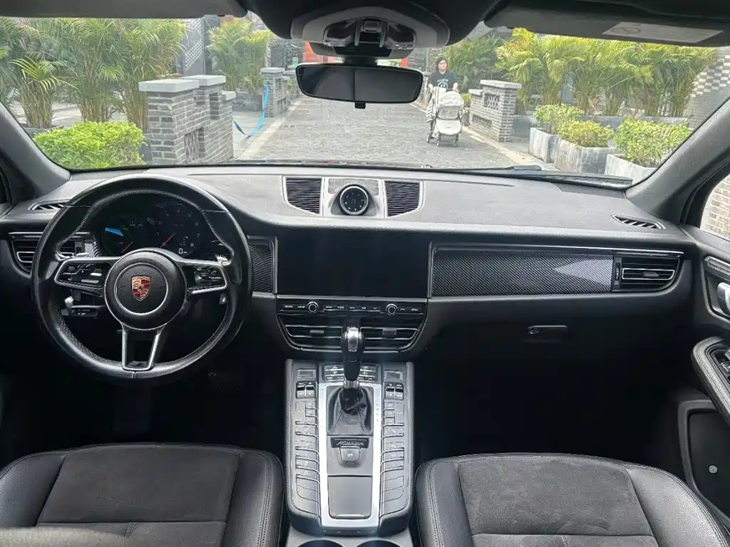 PORSCHE MACAN