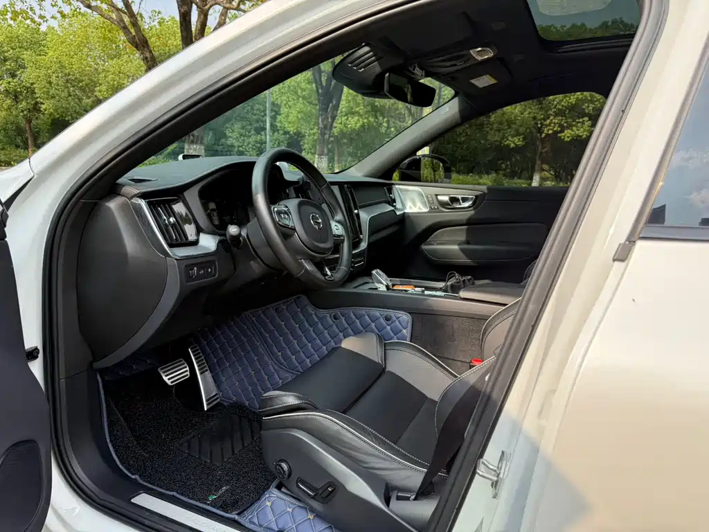 Volvo XC60 PHEV — миниатюра 8